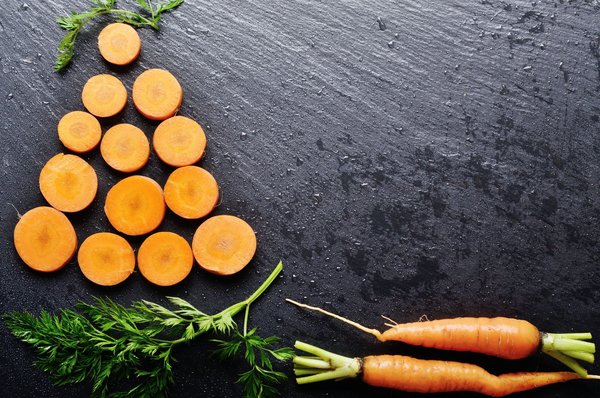 Comment styliser des robes à basque pour valoriser les silhouettes fines ?